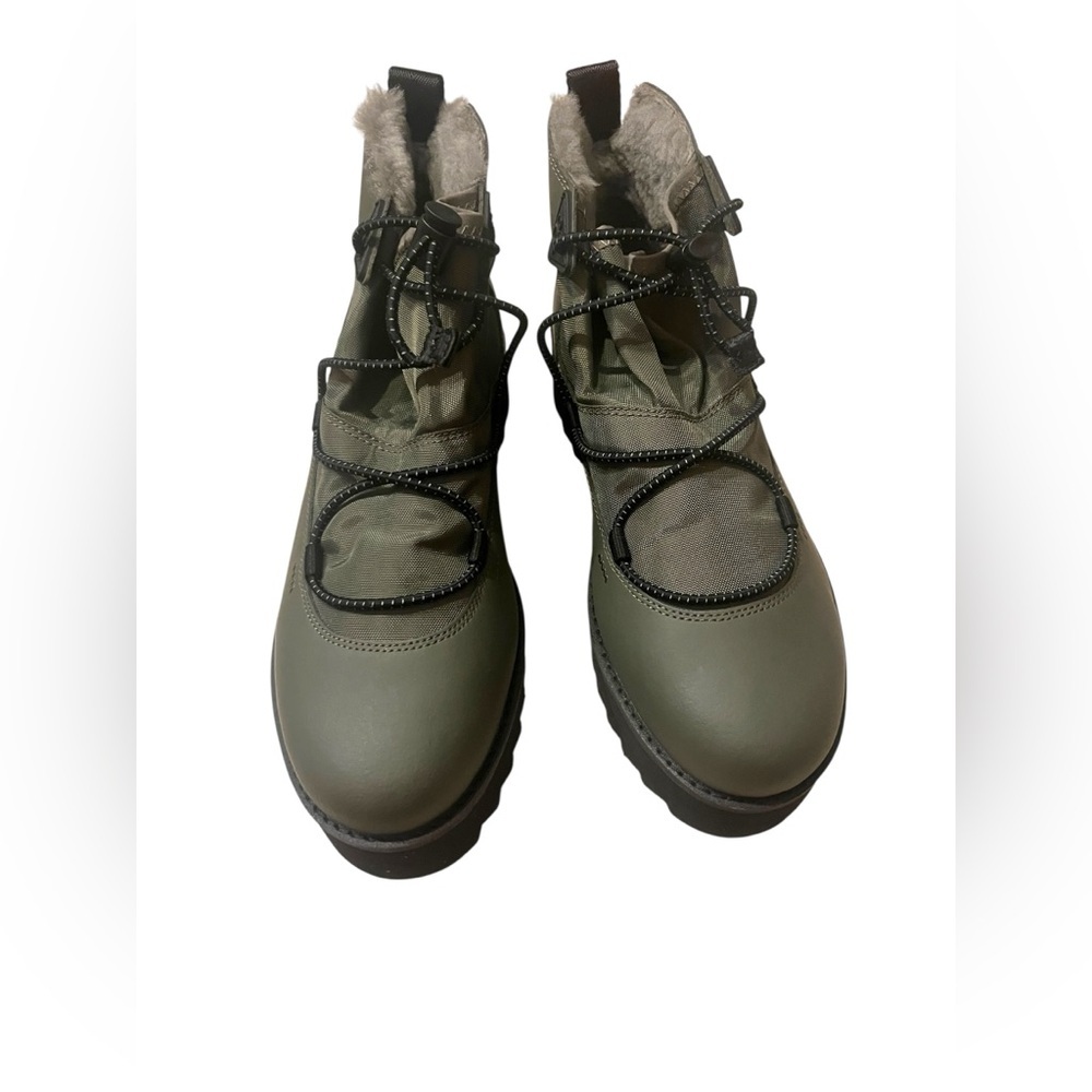 NWOT UGG Ultra Matte Classic Rising Toggle Platform Women's Ankle Boots SZ 8 - Picture 2 of 10